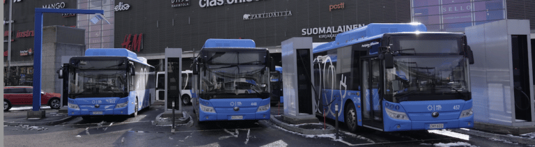 Pohjolan Liikenteen sähköbussit latauksessa